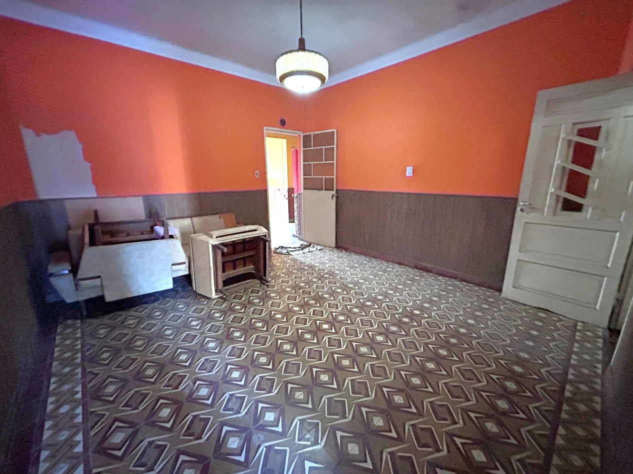 Callao 5400, casa de dos dormitorios mas comodin, a reciclar, patio. 197 m2. 