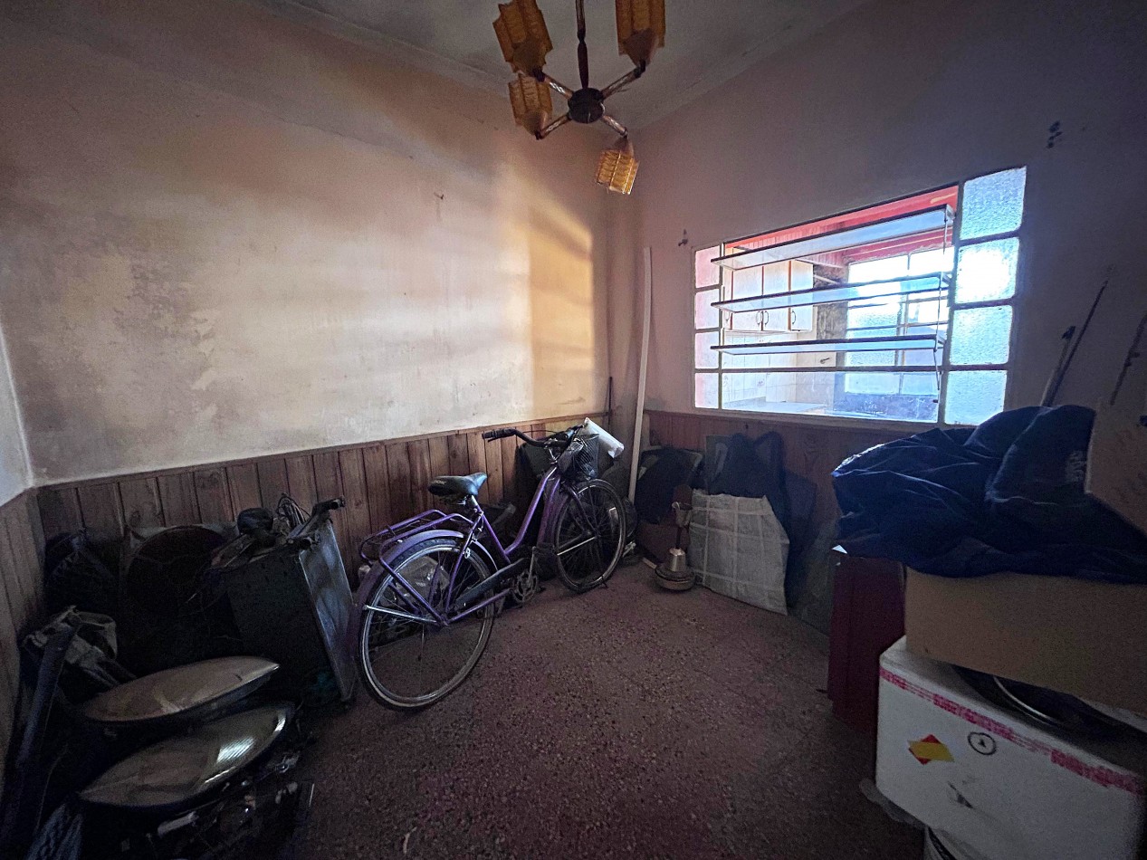 Callao 5400, casa de dos dormitorios mas comodin, a reciclar, patio. 197 m2. 