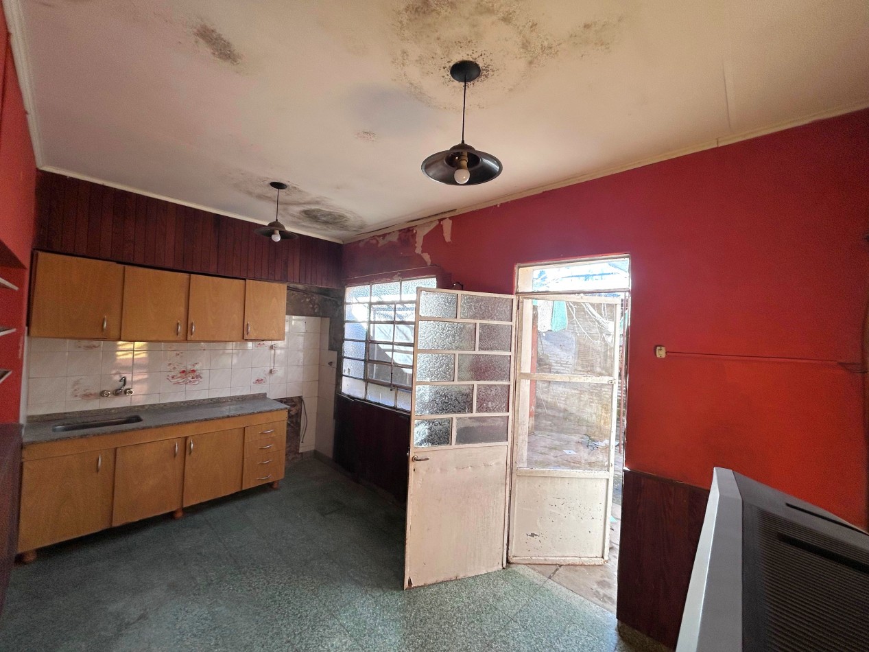 Callao 5400, casa de dos dormitorios mas comodin, a reciclar, patio. 197 m2. 