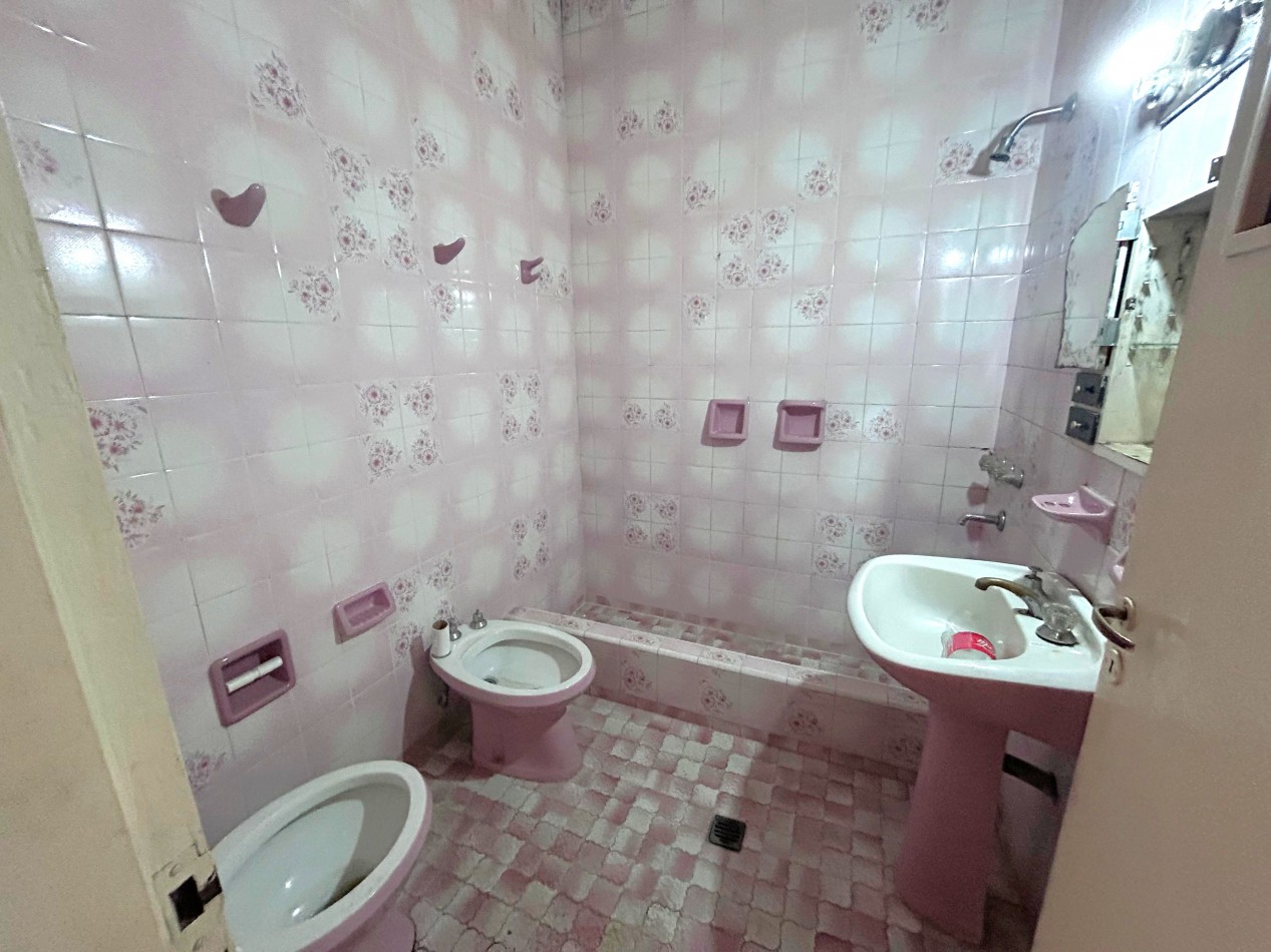 Callao 5400, casa de dos dormitorios mas comodin, a reciclar, patio. 197 m2. 