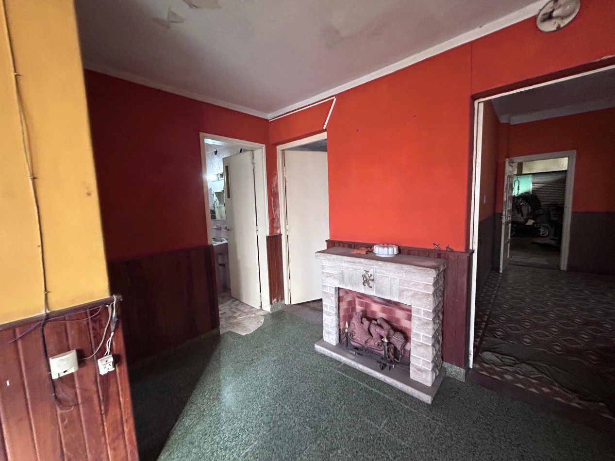 Callao 5400, casa de dos dormitorios mas comodin, a reciclar, patio. 197 m2. 