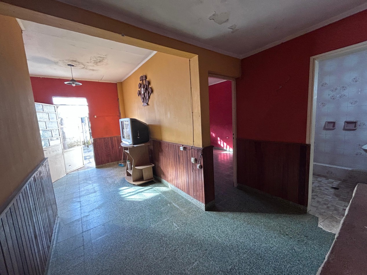 Callao 5400, casa de dos dormitorios mas comodin, a reciclar, patio. 197 m2. 