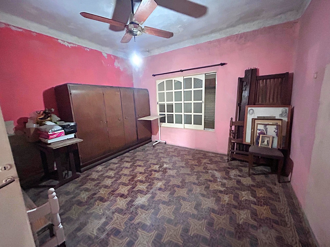 Callao 5400, casa de dos dormitorios mas comodin, a reciclar, patio. 197 m2. 