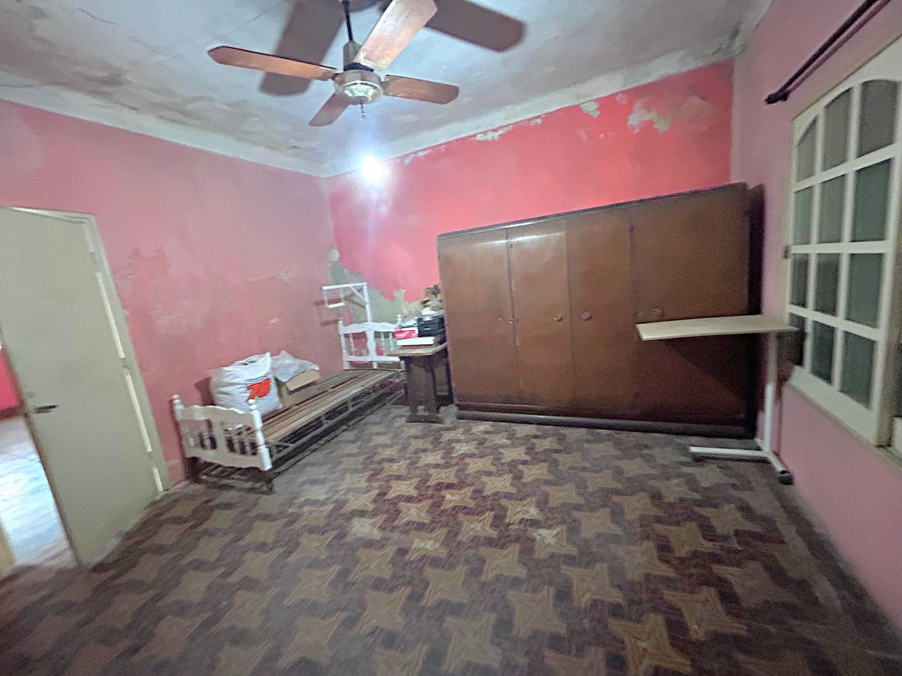 Callao 5400, casa de dos dormitorios mas comodin, a reciclar, patio. 197 m2. 