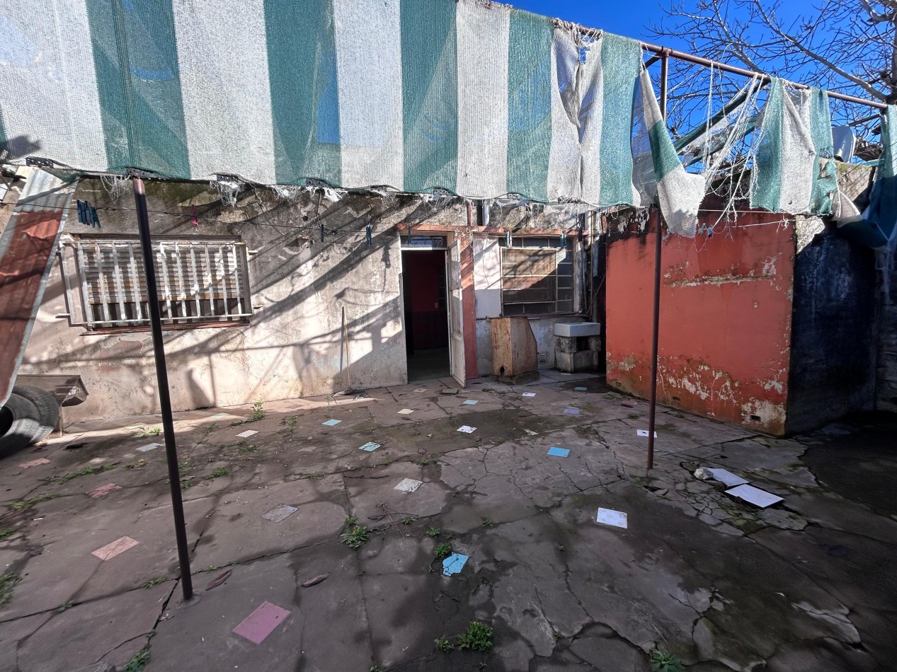 Callao 5400, casa de dos dormitorios mas comodin, a reciclar, patio. 197 m2. 