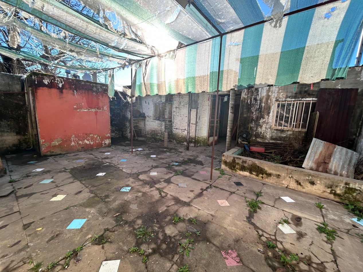 Callao 5400, casa de dos dormitorios mas comodin, a reciclar, patio. 197 m2. 