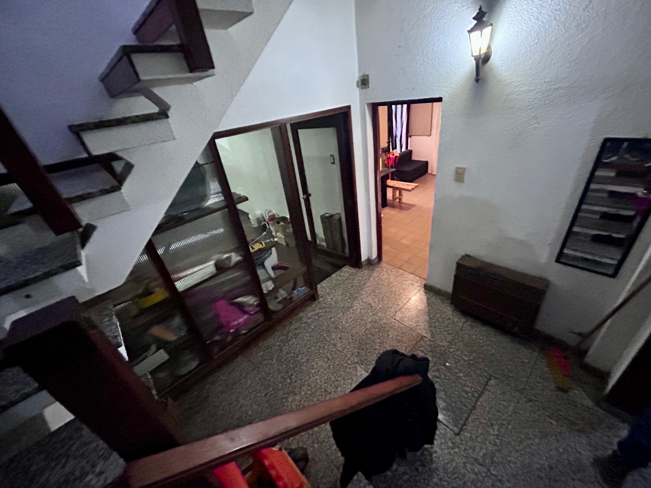 Garay 1700, esquina italia, 2 dormitorios, cochera, dos plantas.