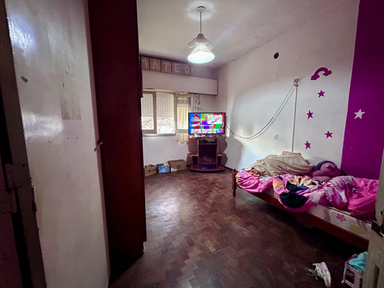 Garay 1700, esquina italia, 2 dormitorios, cochera, dos plantas.