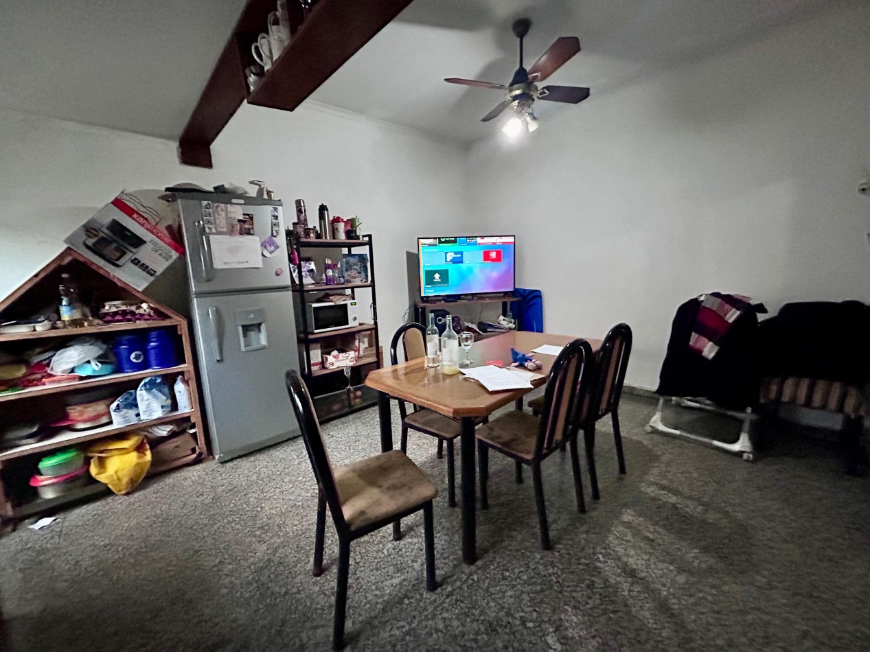 Garay 1700, esquina italia, 2 dormitorios, cochera, dos plantas.