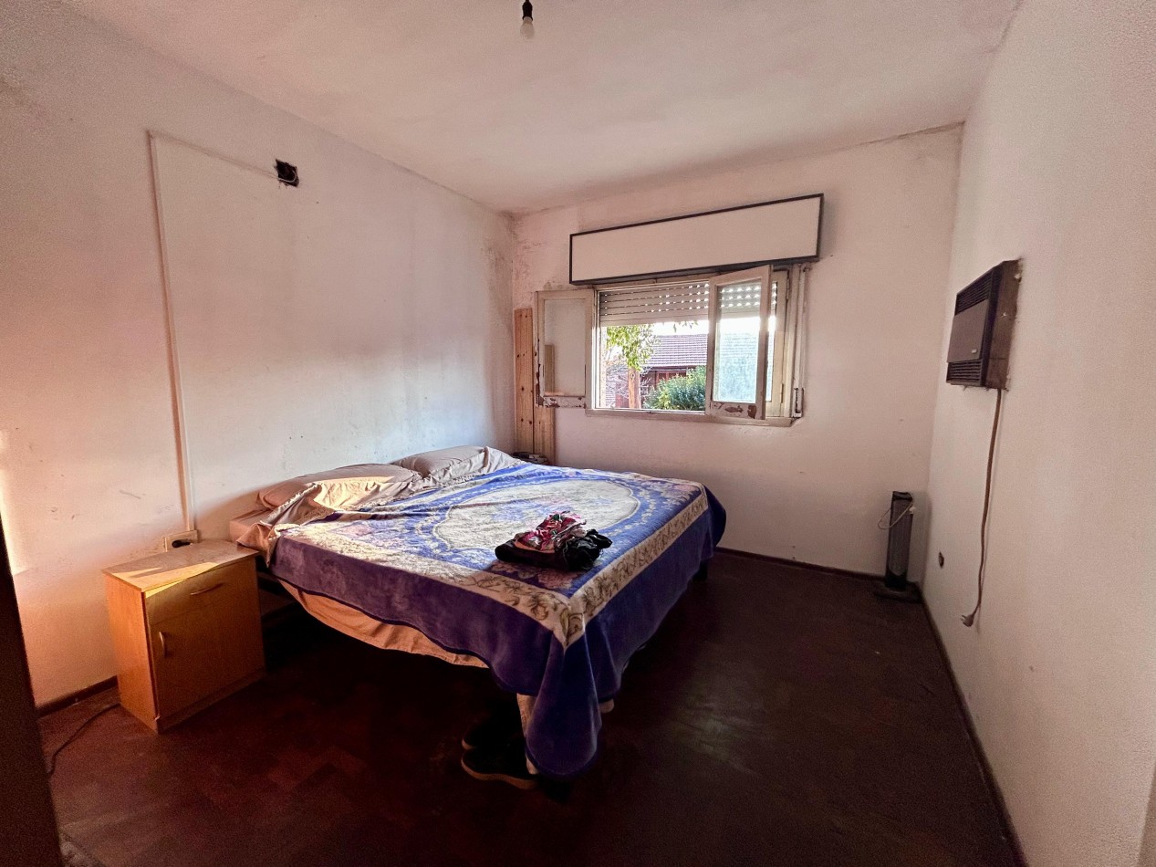 Garay 1700, esquina italia, 2 dormitorios, cochera, dos plantas.