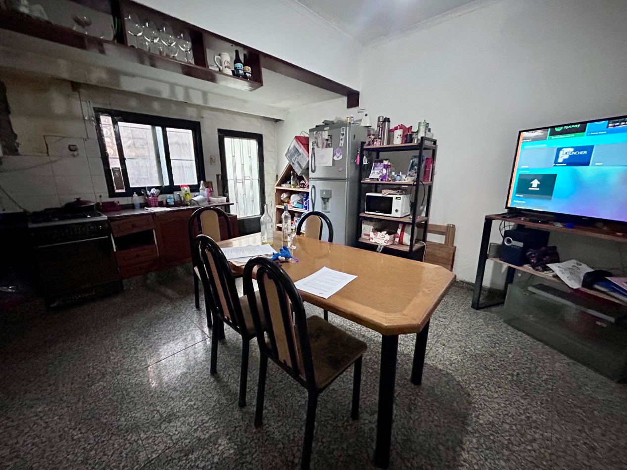 Garay 1700, esquina italia, 2 dormitorios, cochera, dos plantas.