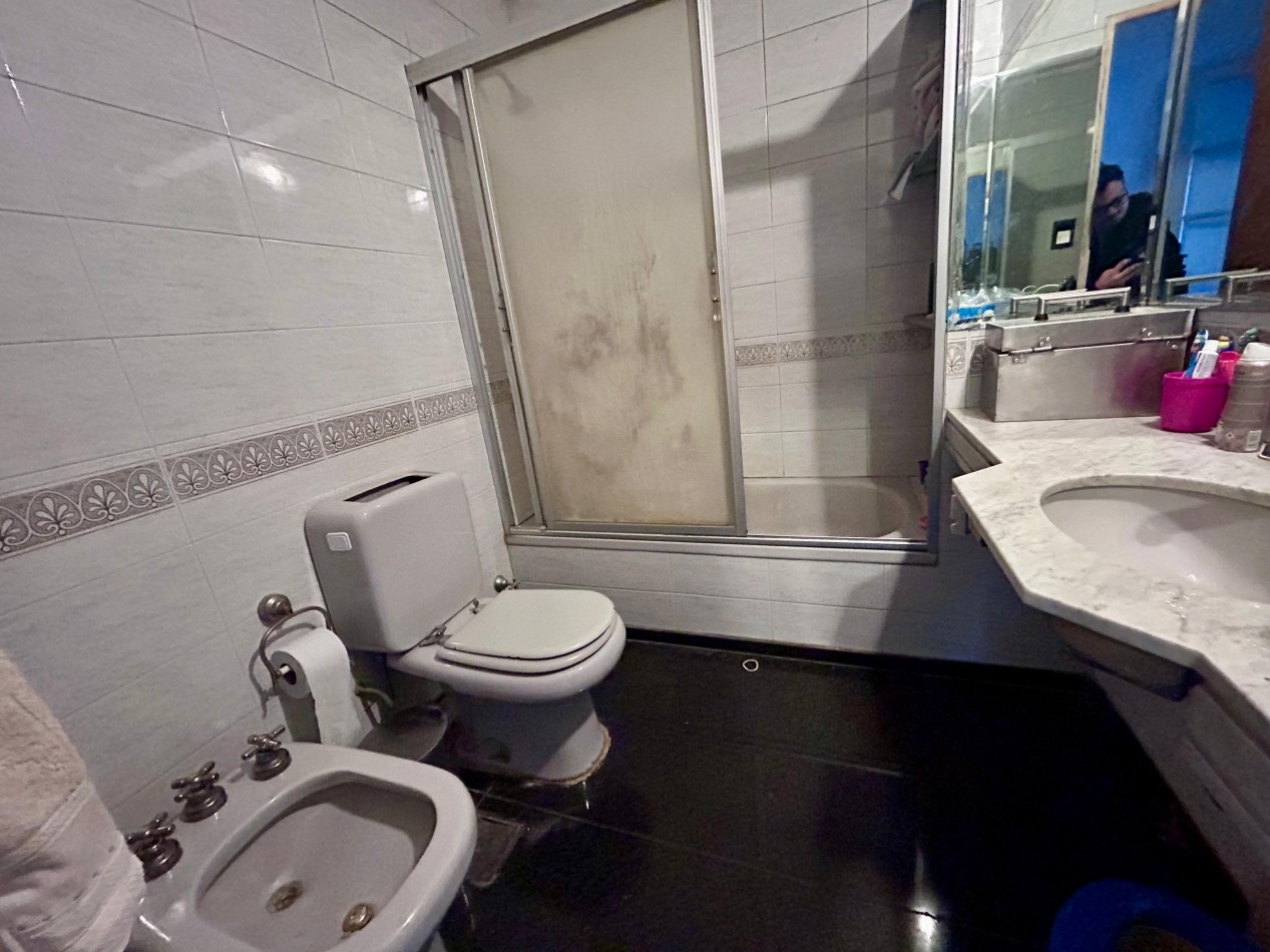 Garay 1700, esquina italia, 2 dormitorios, cochera, dos plantas.