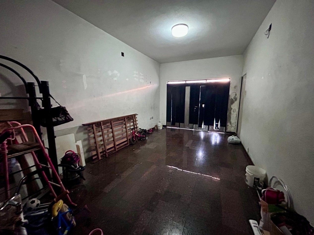 Garay 1700, esquina italia, 2 dormitorios, cochera, dos plantas.