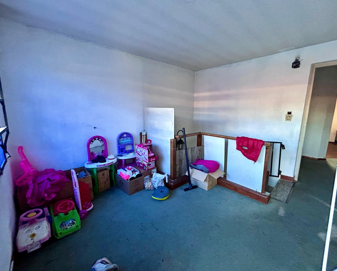 Garay 1700, esquina italia, 2 dormitorios, cochera, dos plantas.