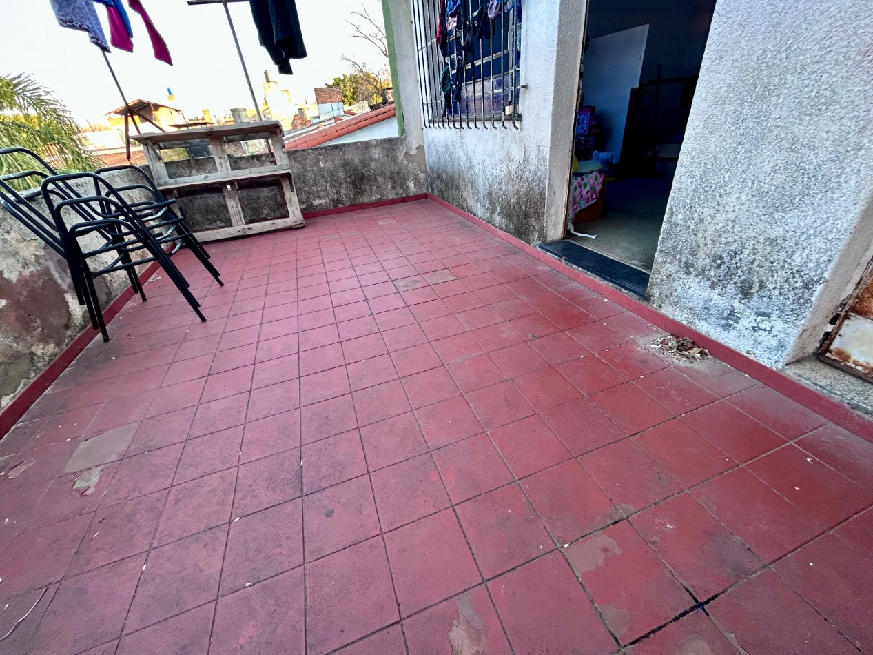 Garay 1700, esquina italia, 2 dormitorios, cochera, dos plantas.