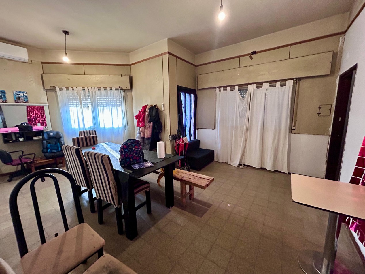 Garay 1700, esquina italia, 2 dormitorios, cochera, dos plantas.