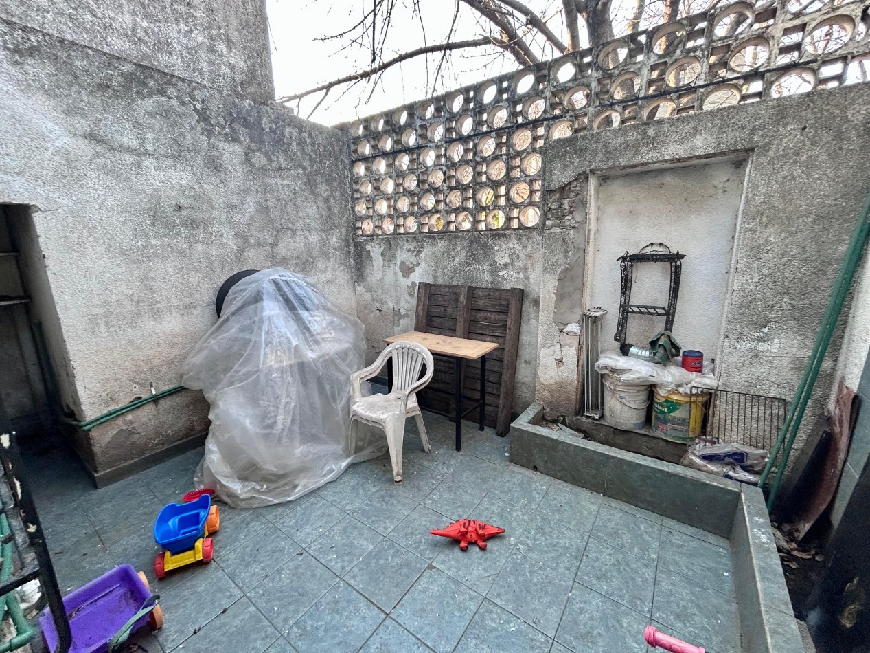 Garay 1700, esquina italia, 2 dormitorios, cochera, dos plantas.