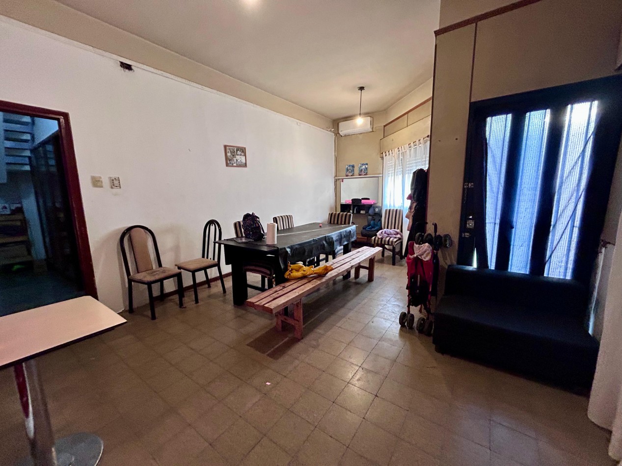 Garay 1700, esquina italia, 2 dormitorios, cochera, dos plantas.