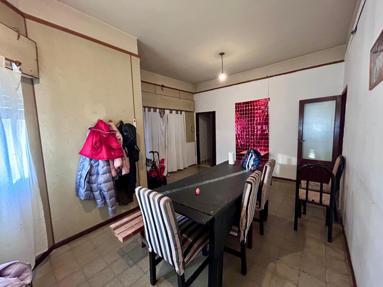 Garay 1700, esquina italia, 2 dormitorios, cochera, dos plantas.