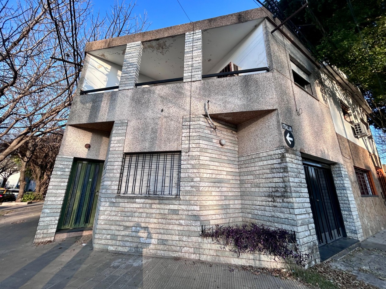 Garay 1700, esquina italia, 2 dormitorios, cochera, dos plantas.