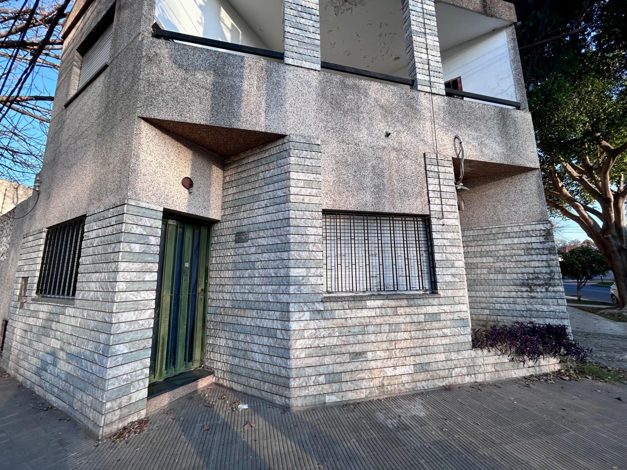 Garay 1700, esquina italia, 2 dormitorios, cochera, dos plantas.