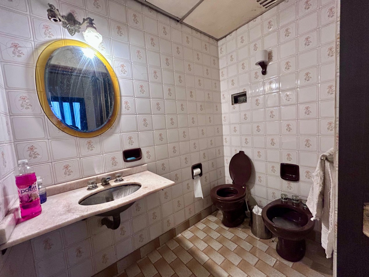 Garay 1700, esquina italia, 2 dormitorios, cochera, dos plantas.