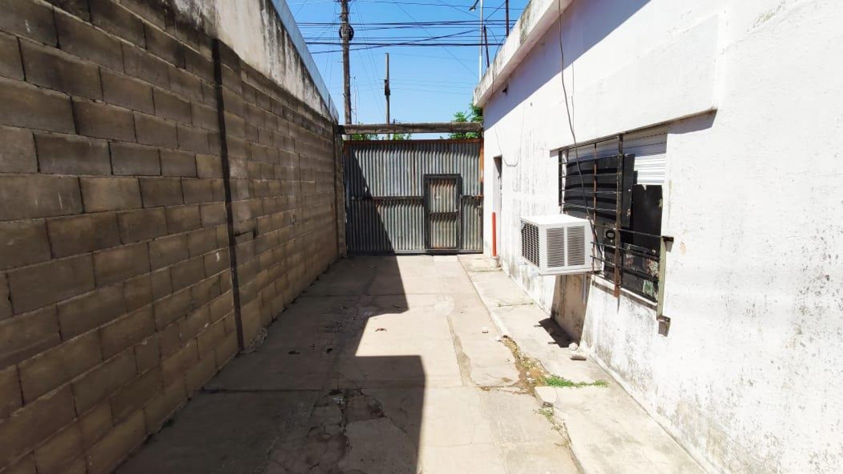 Capitan Bermudez, Laprida al 100, Local comercial, casa 2 dormitorios y monoambiente.