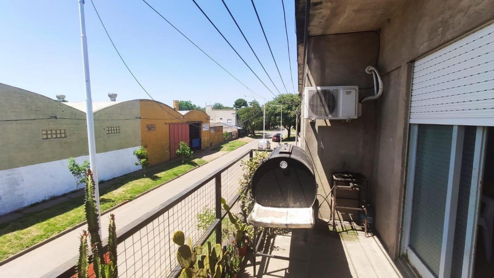 Capitan Bermudez, Laprida al 100, local comercial y departamento 3 dormitorios.