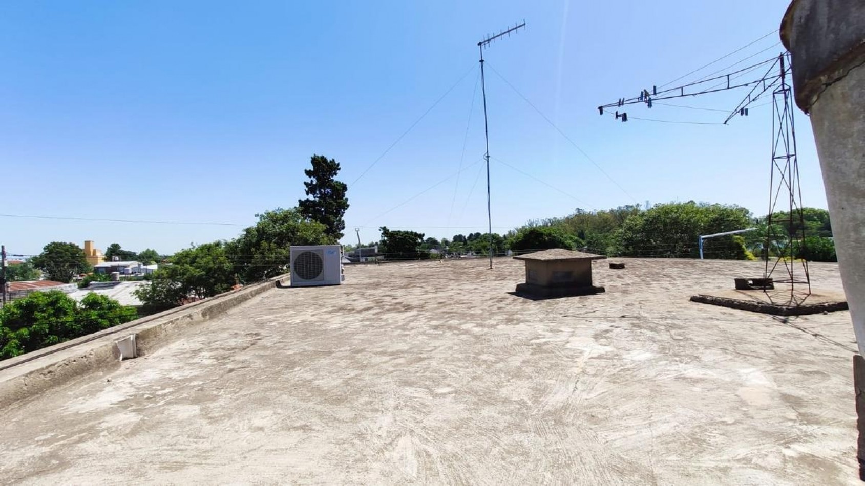 Capitan Bermudez, Laprida al 100, local comercial y departamento 3 dormitorios.