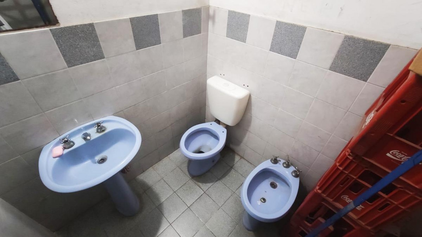 Capitan Bermudez, Laprida al 100, local comercial y departamento 3 dormitorios.