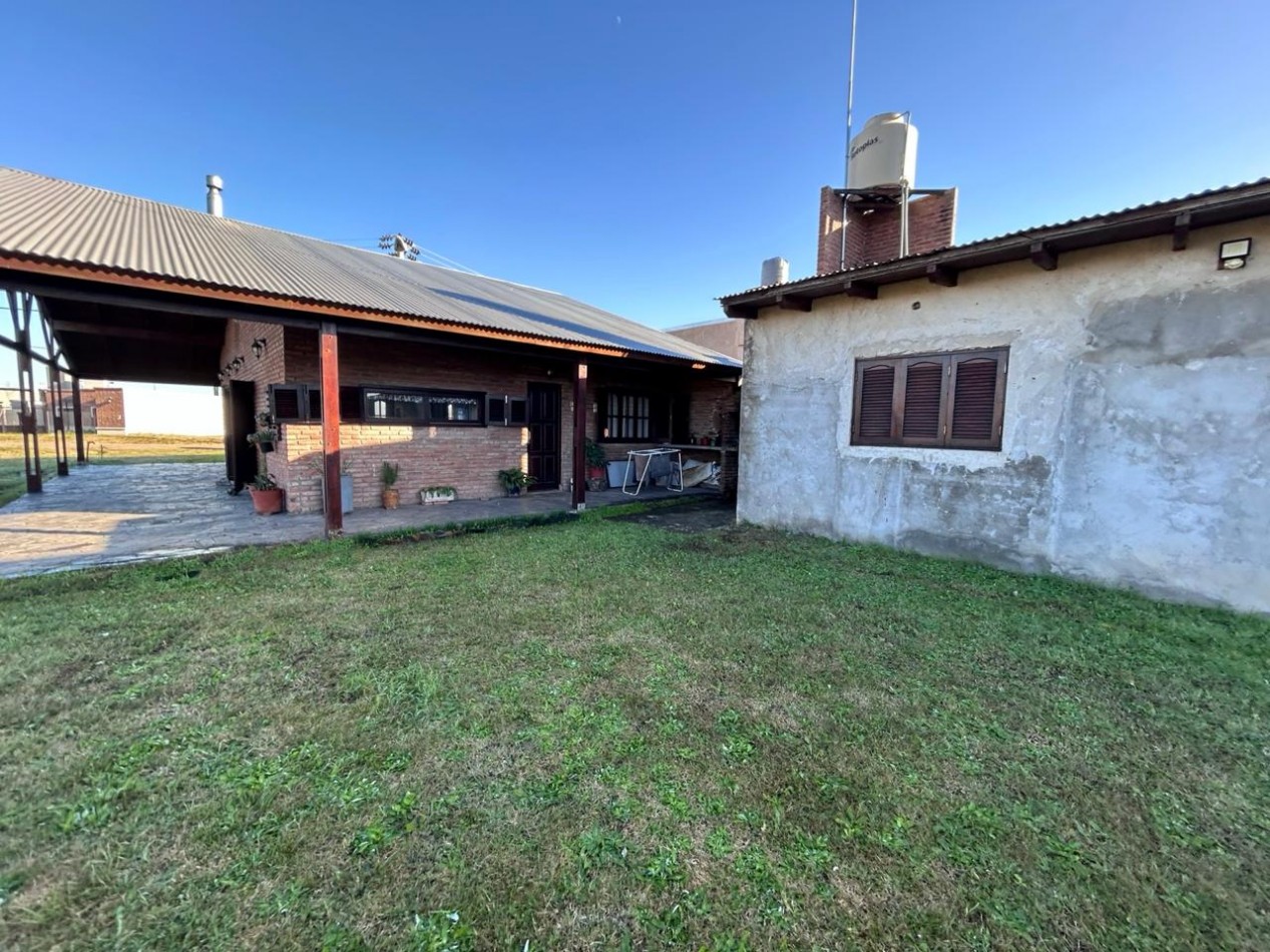 Pueblo Esther, calle Ancona, barrio abierto, dos dormitorios, pileta, lote de 486 m2.