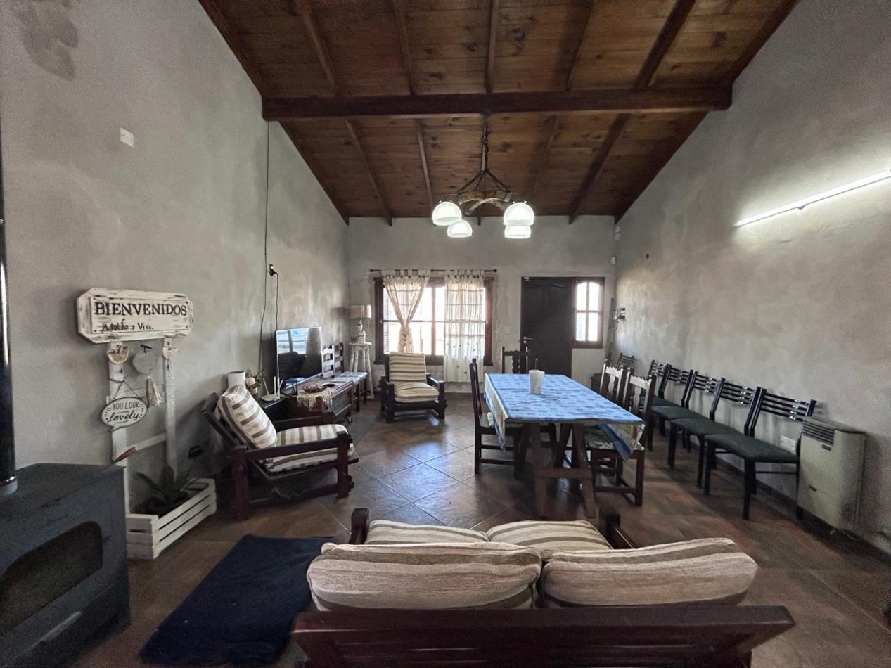 Pueblo Esther, calle Ancona, barrio abierto, dos dormitorios, pileta, lote de 486 m2.