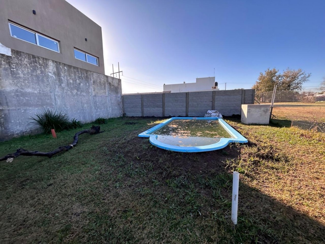 Pueblo Esther, calle Ancona, barrio abierto, dos dormitorios, pileta, lote de 486 m2.