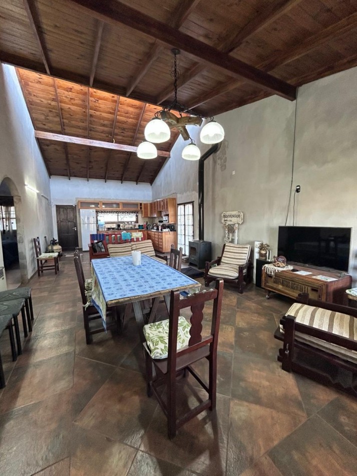 Pueblo Esther, calle Ancona, barrio abierto, dos dormitorios, pileta, lote de 486 m2.