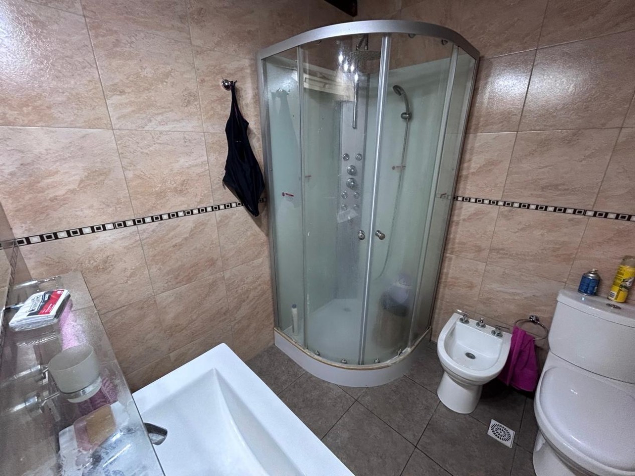 Pueblo Esther, calle Ancona, barrio abierto, dos dormitorios, pileta, lote de 486 m2.