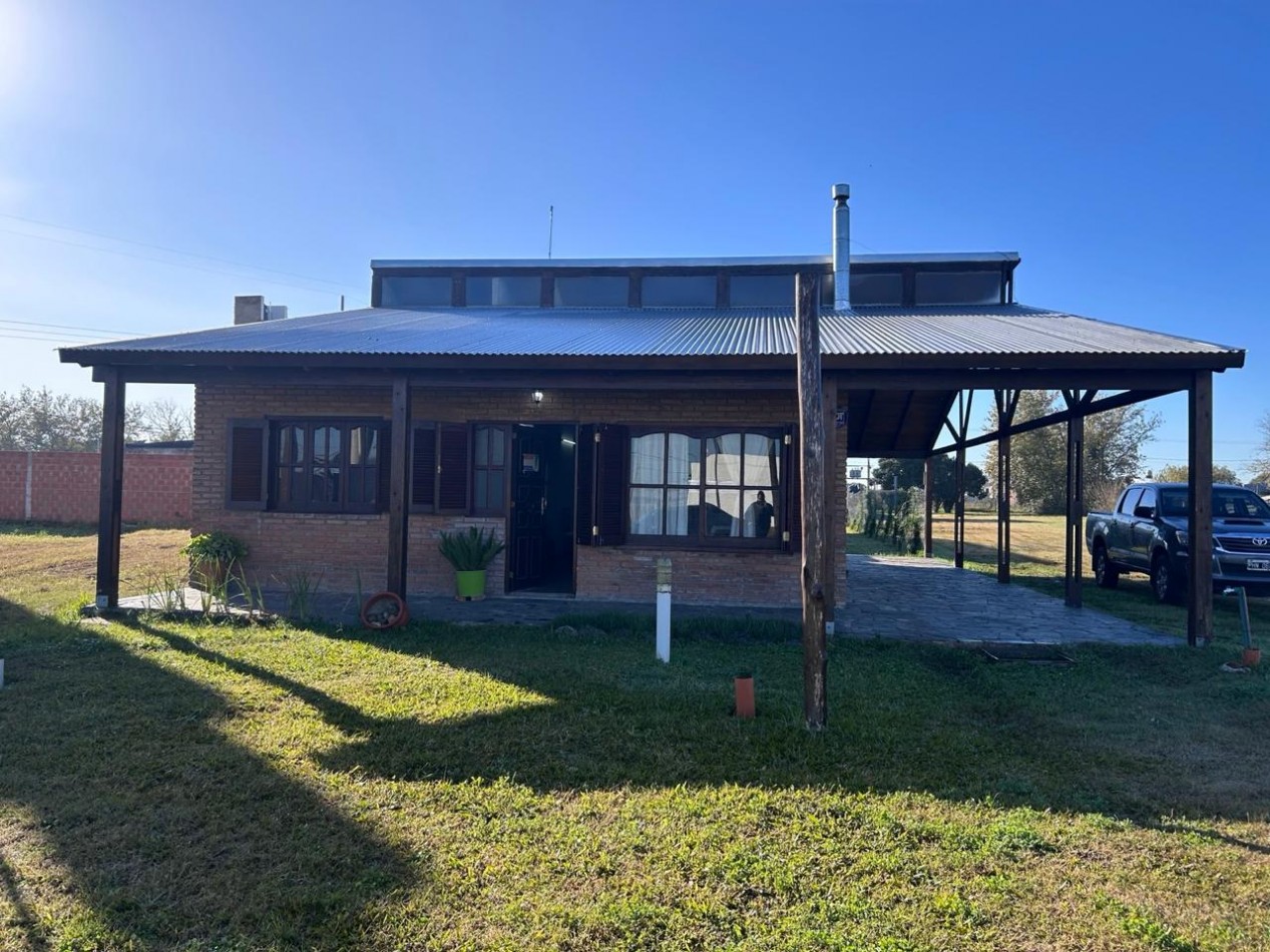 Pueblo Esther, calle Ancona, barrio abierto, dos dormitorios, pileta, lote de 486 m2.