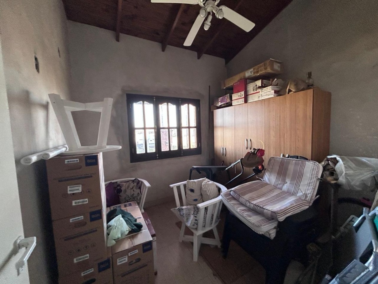 Pueblo Esther, calle Ancona, barrio abierto, dos dormitorios, pileta, lote de 486 m2.