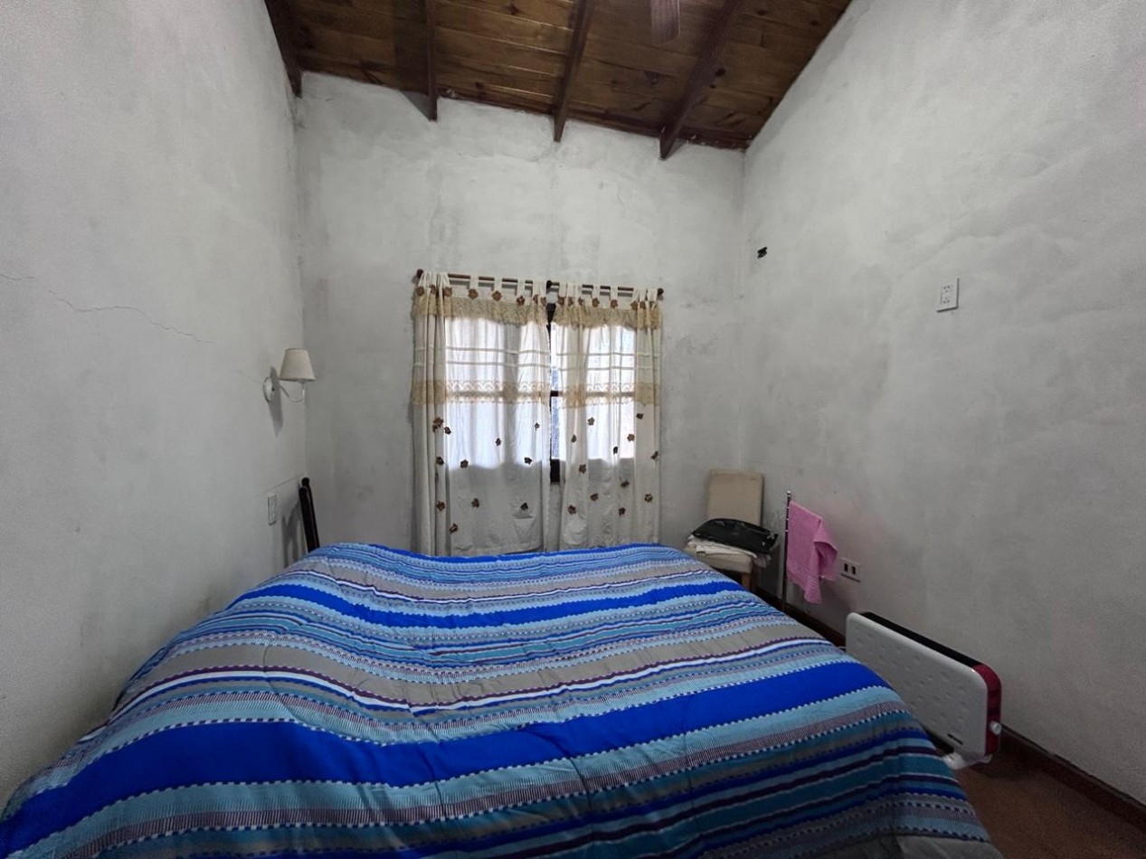 Pueblo Esther, calle Ancona, barrio abierto, dos dormitorios, pileta, lote de 486 m2.