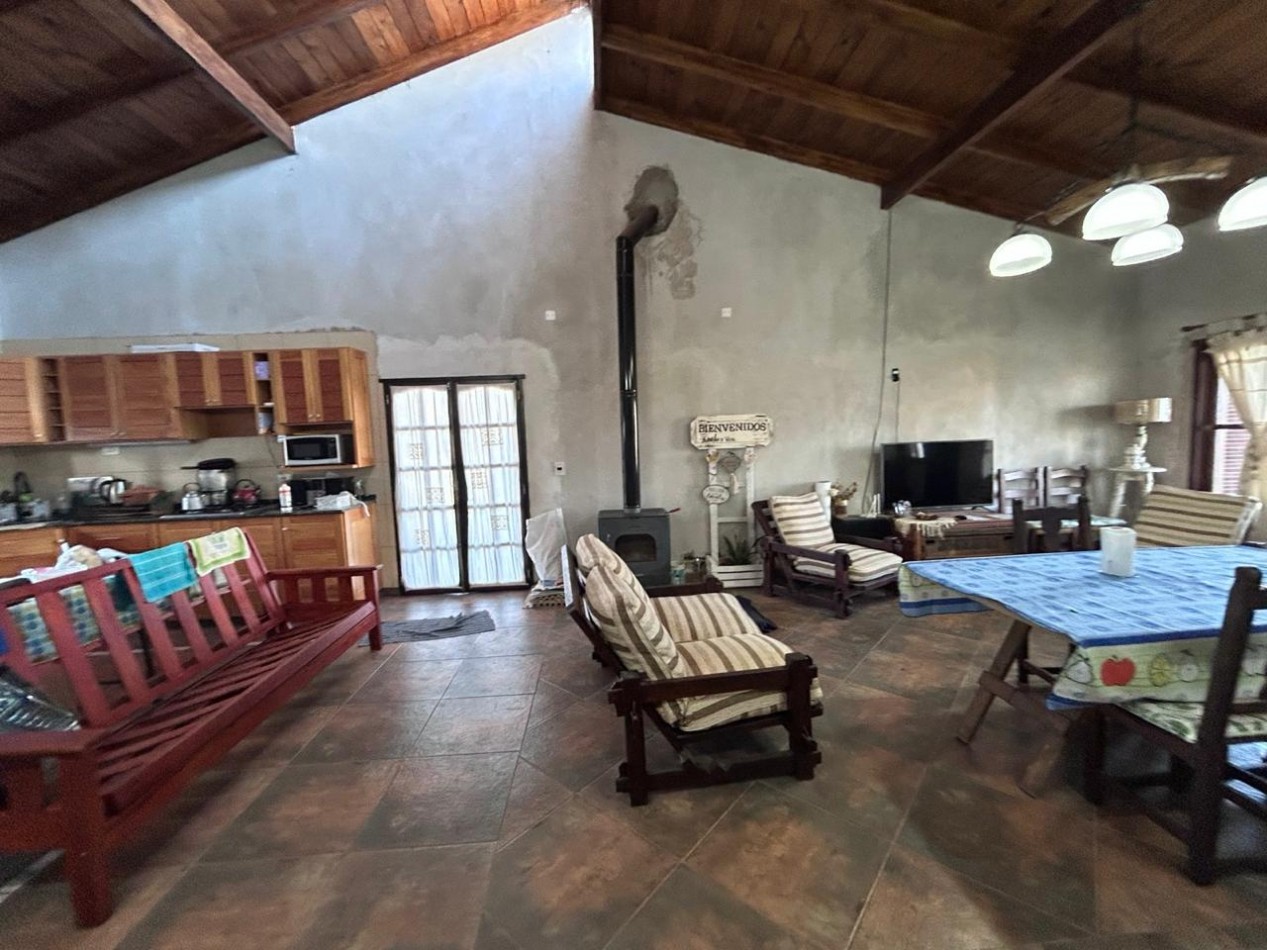 Pueblo Esther, calle Ancona, barrio abierto, dos dormitorios, pileta, lote de 486 m2.