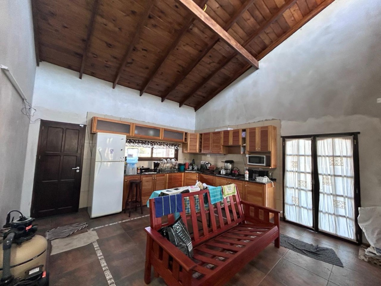 Pueblo Esther, calle Ancona, barrio abierto, dos dormitorios, pileta, lote de 486 m2.