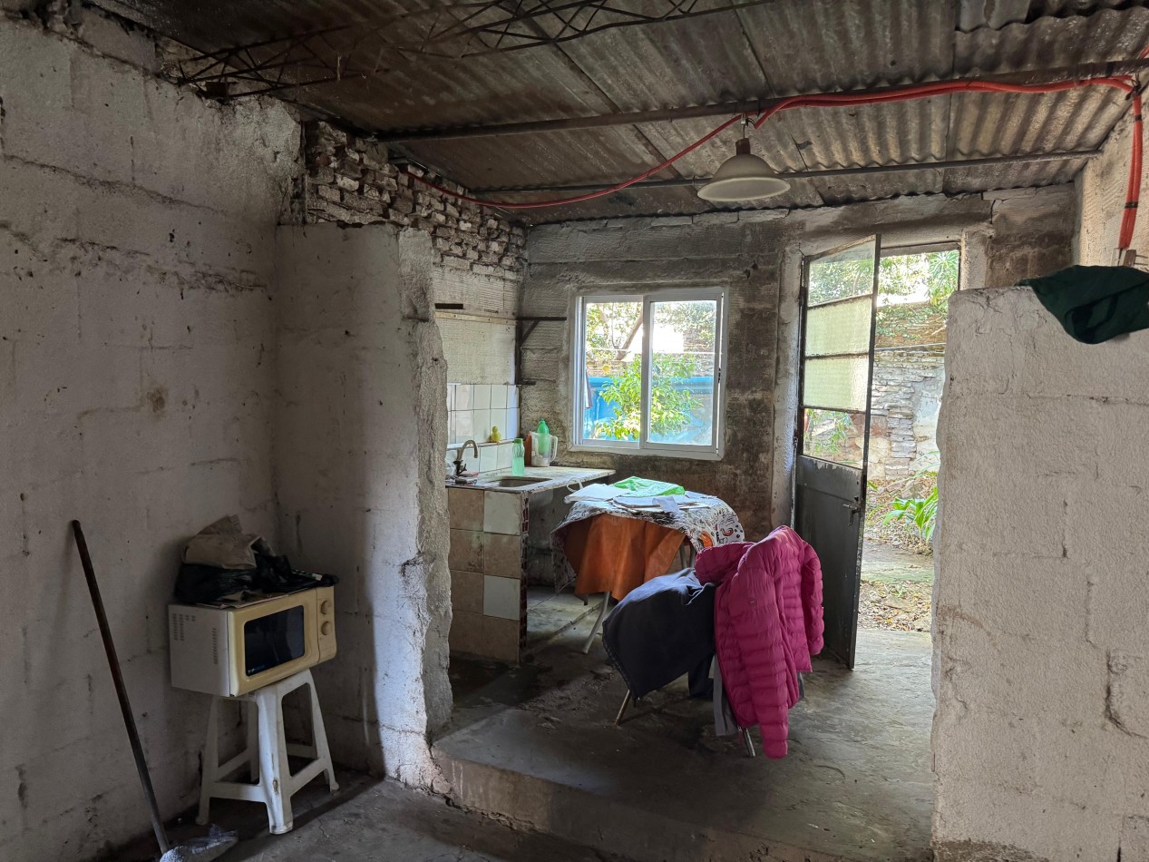 Sugasti 3400, a reciclar, un dormitorio mas comodin, fondo libre.133 m2 de lote.