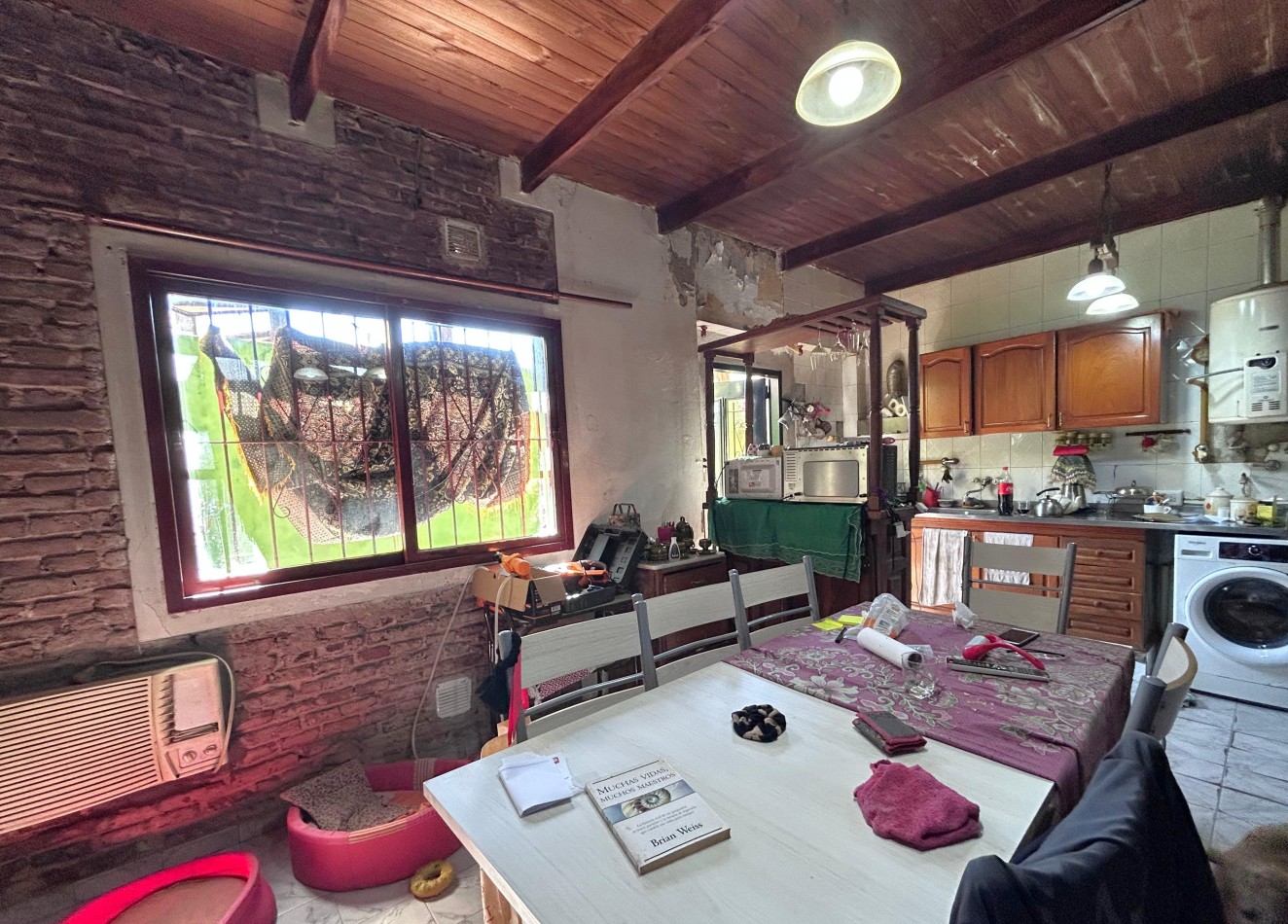 Castro Barros 5200, casa dos dormitorios, cochera, patio. Excelente ubicacion!