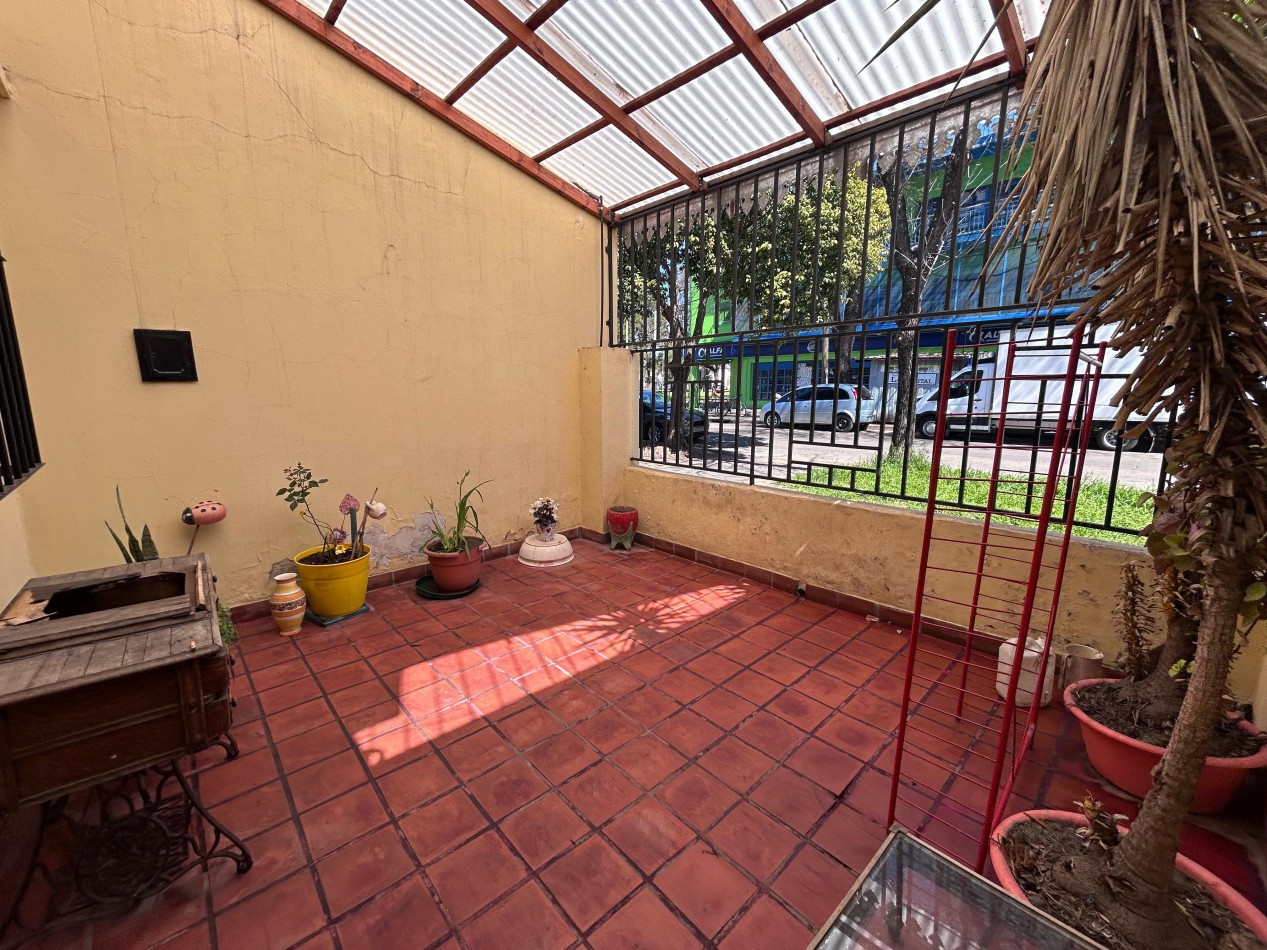 Castro Barros 5200, casa dos dormitorios, cochera, patio. Excelente ubicacion!