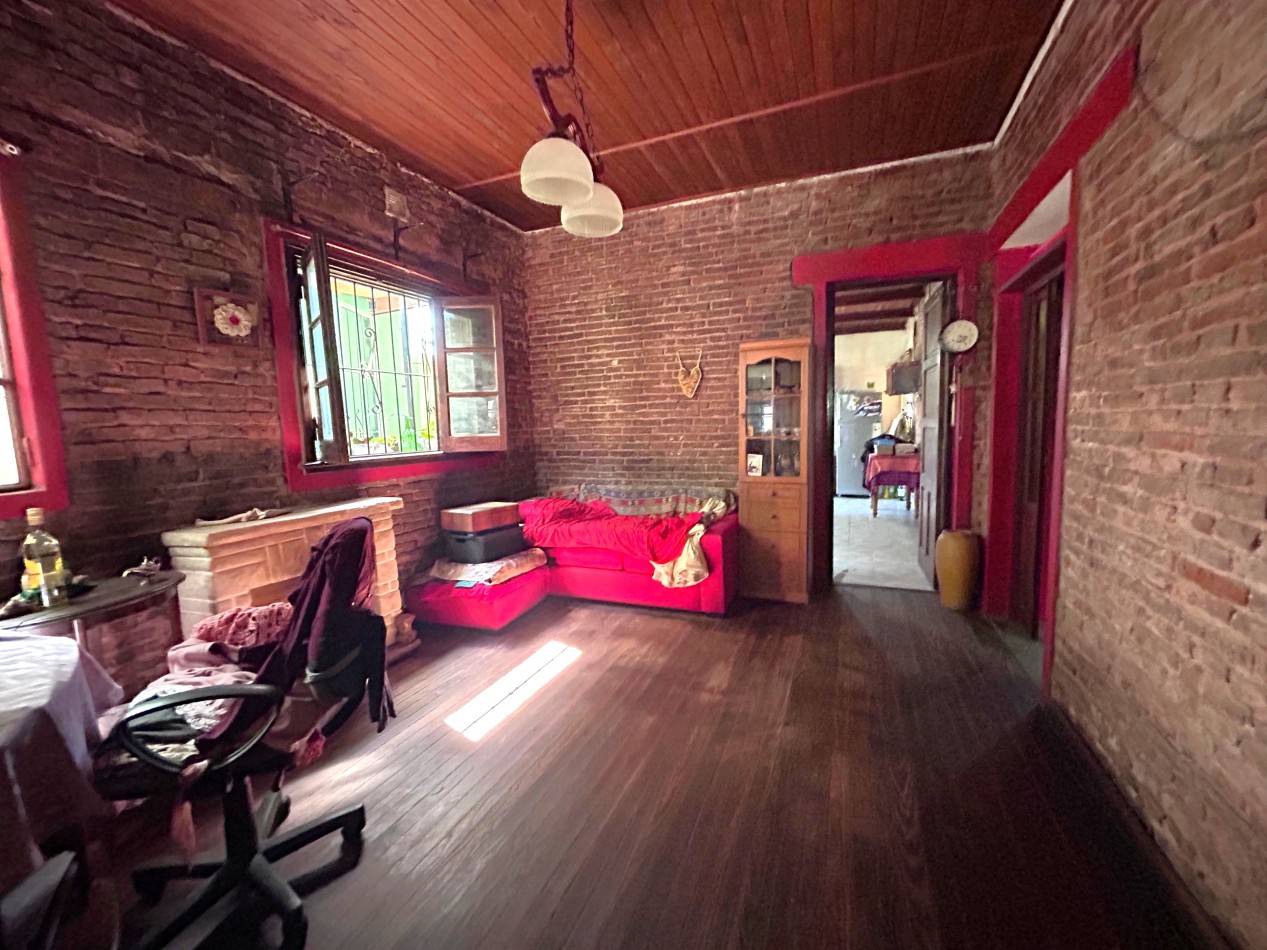 Castro Barros 5200, casa dos dormitorios, cochera, patio. Excelente ubicacion!