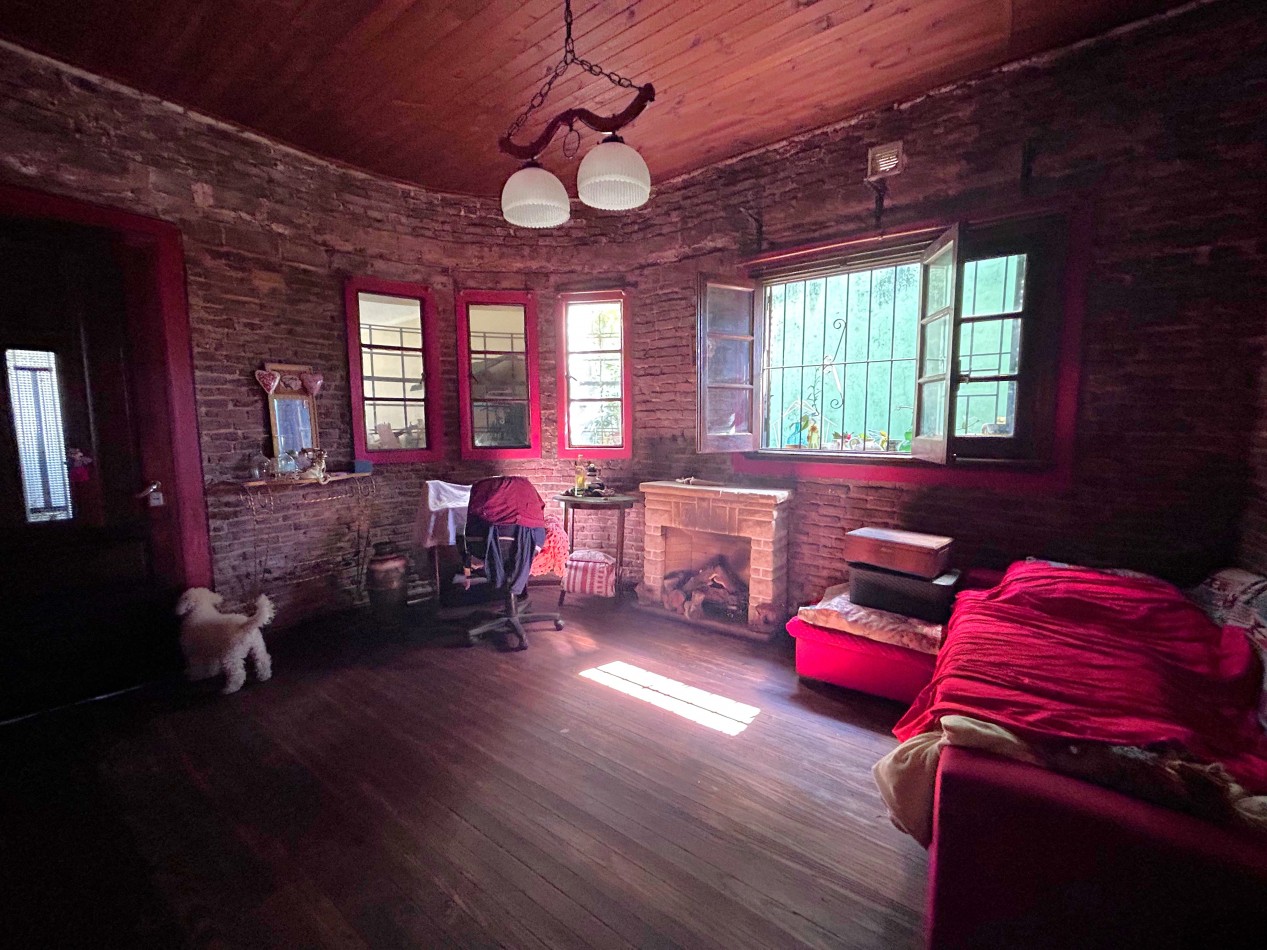 Castro Barros 5200, casa dos dormitorios, cochera, patio. Excelente ubicacion!