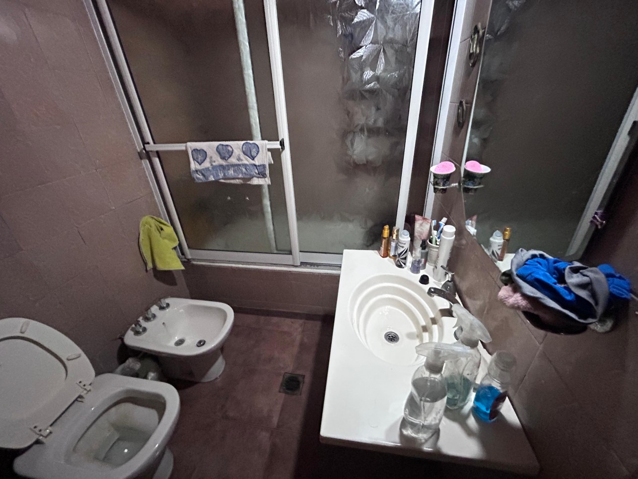 Castro Barros 5200, casa dos dormitorios, cochera, patio. Excelente ubicacion!