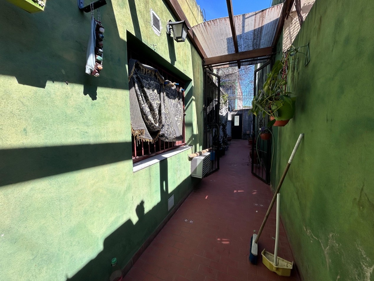 Castro Barros 5200, casa dos dormitorios, cochera, patio. Excelente ubicacion!