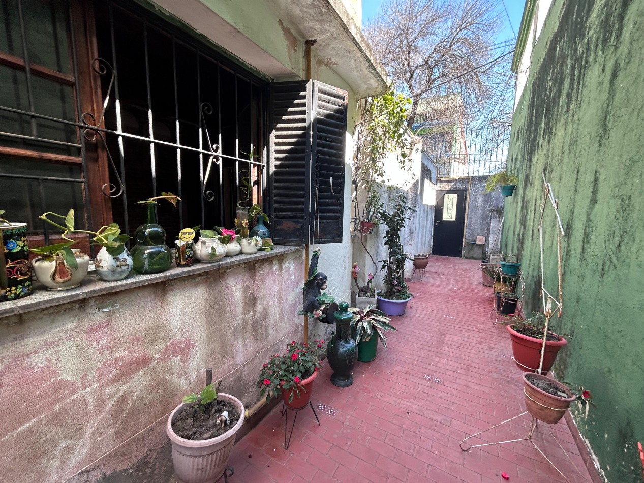 Castro Barros 5200, casa dos dormitorios, cochera, patio. Excelente ubicacion!