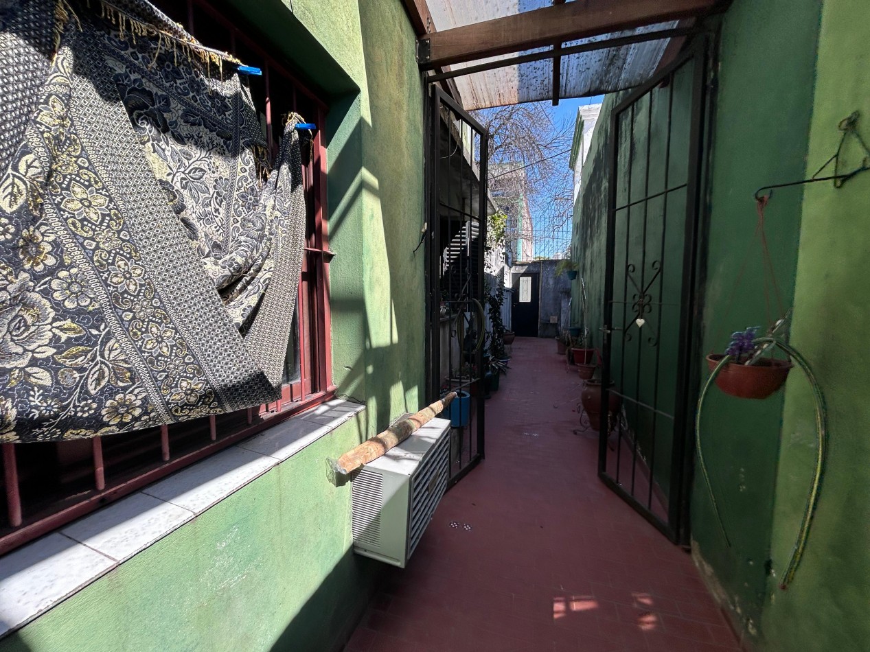 Castro Barros 5200, casa dos dormitorios, cochera, patio. Excelente ubicacion!