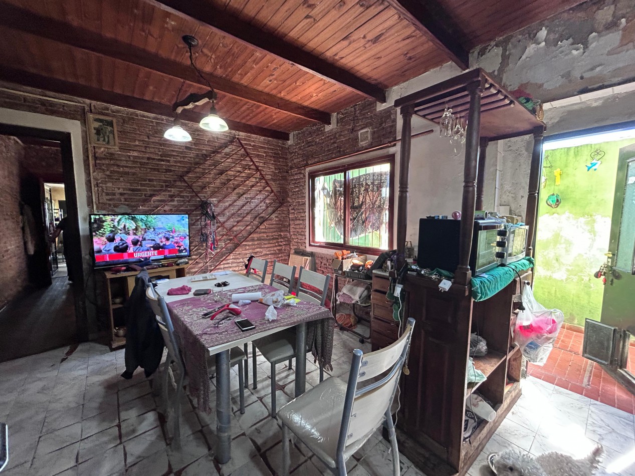 Castro Barros 5200, casa dos dormitorios, cochera, patio. Excelente ubicacion!